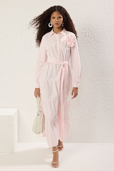 Trendyol Modest Rosa gestreiftes, gewebtes Kleid mit Blumenzubehör TCTSS25EB00106