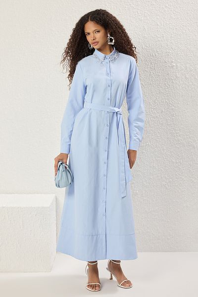 Trendyol Modest Hellblaues, gewebtes Hemdkleid mit Steinaccessoires und Details TCTSS25EB00118