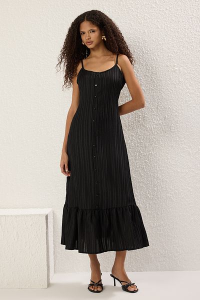 Trendyol Collection Černé hladké volánky / volánky Maxi pletené šaty Twoss25El00541