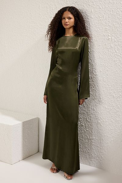 Trendyol Modest Khakifarbenes Brit-Abendkleid aus gewebtem Satin mit detaillierten Details TCTSS25DB00001