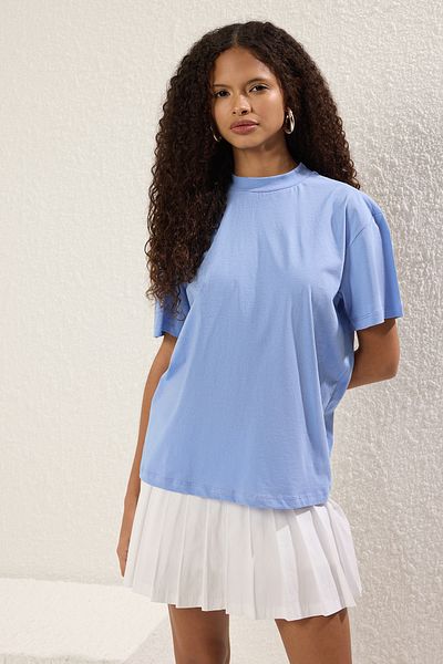 Trendyol Collection Hellblaues Basic-T-Shirt mit Stehkragen aus 100 % Baumwolle TWOAW20TS0096