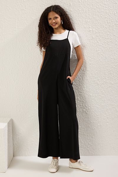 Trendyol Collection Schwarzer Scuba-Krepp-Taschen-Overall mit normaler/normaler Passform und gestricktem Rohrbein TWOSS25TU00041