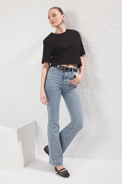 Trendyol Collection Hellblaue Schlagjeans mit normaler Taille TWOAW25JE00096