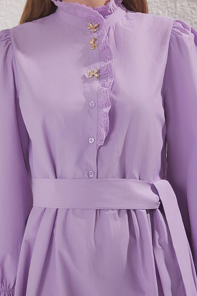 Trendyol Modest Fliederfarbenes, mit Goldband verziertes, mit Schleife verziertes, geknöpftes, gewebtes Baumwollkleid TCTSS25EB00100