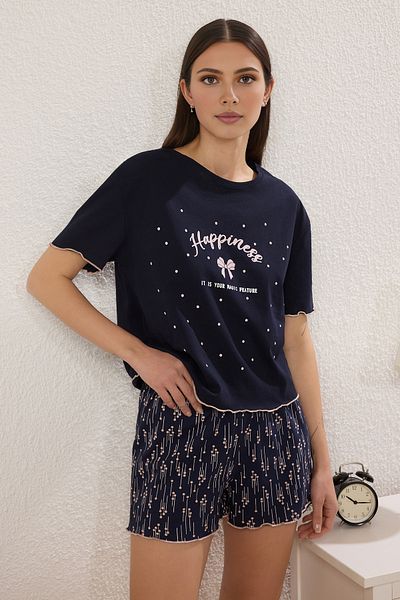 Trendyol Collection Marineblaues, gestricktes Pyjama-Set aus 100 % Baumwolle mit Slogan und gepunkteten Baby-Overlock-Shorts THMSS25PT00392