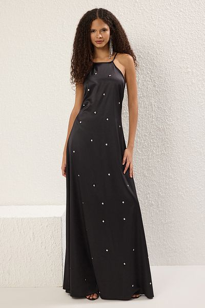Trendyol Collection Μαύρο αξεσουάρ Λεπτομερές σατέν υφαντό μακρύ κομψό βραδινό φόρεμα Νυχτερινό φόρεμα αποφοίτησης TPRSS25AE00158