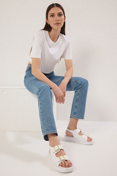 TRENDYOL SHOES Weiße Damen-Sandalen mit dicker Sohle und doppelter Schnalle TAKAW25SD00000