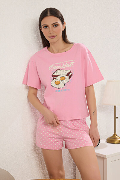 Trendyol Collection Rosa Baumwoll-Freizeit-Strickpyjama-Set mit bedruckten Shorts THMSS25PT00361