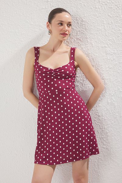 Trendyol Collection Burgunderrotes, gepunktetes, geripptes Mini-Strickkleid – Hosenträger, Rüschenrock TWOSS25EL00379