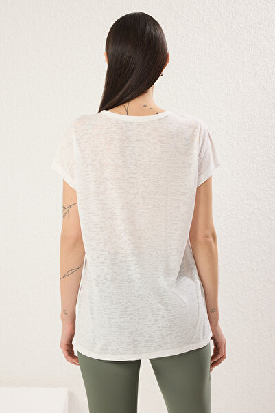 Trendyol Collection Weißes Sport-Strick-T-Shirt mit Schlitz und detailliertem Detail THMSS25TS00002