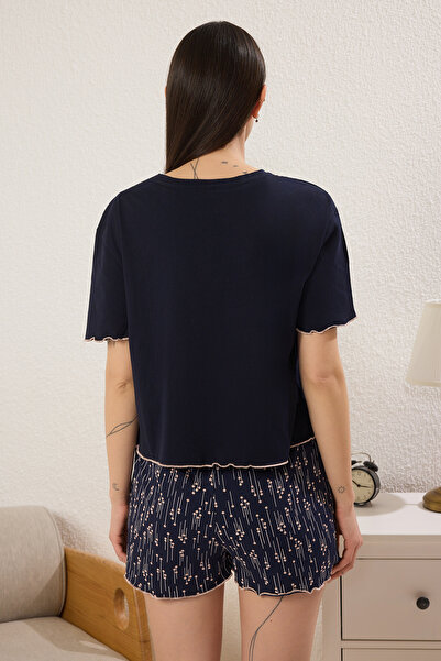 Trendyol Collection Marineblaues Baby-Overlock-Shorts-Strickpyjama-Set aus 100 % Baumwolle mit Slogan und Punkten THMSS25PT00392