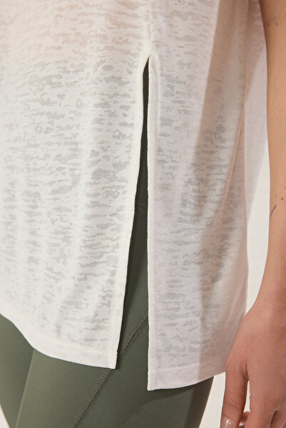 Trendyol Collection Weißes Sport-Strick-T-Shirt mit Schlitz und detailliertem Detail THMSS25TS00002