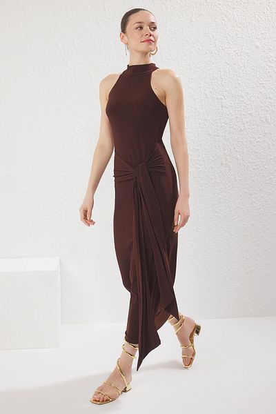 Trendyol Collection Кафяв колан с детайлна деколте и вталена еластична макси плетена рокля