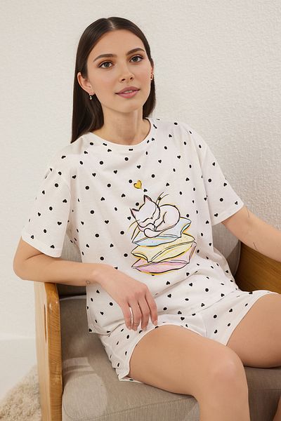 Trendyol Collection Weißes Pyjama-Set aus 100 % Baumwolle mit Herzmuster und Katzenmuster THMSS25PT00397