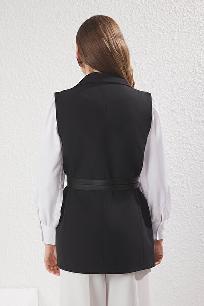 Trendyol Modest Μαύρο υφαντό γιλέκο με λεπτομέρεια διπλής ζώνης TCTSS25YL00002