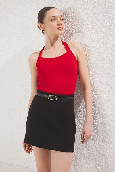 Trendyol Collection Roter, schmaler Neckholder-Strickbody mit quadratischem Ausschnitt TWOSS25BD00019