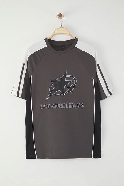 Trendyol Collection Anthrazitfarbenes, übergroßes Baumwoll-T-Shirt mit College-Print – TMNSS25TS00095