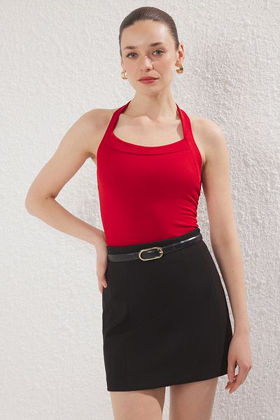 Trendyol Collection Roter, schmaler Neckholder-Strickbody mit quadratischem Ausschnitt TWOSS25BD00019