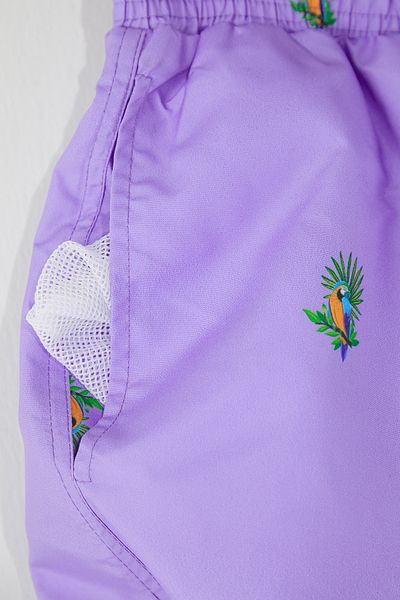 Trendyol Collection Lila, kurze, tropische Badeshorts TMNSS22DS0003