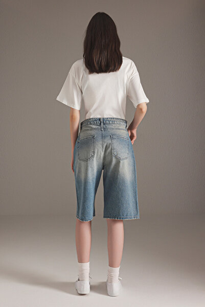 Trendyol Collection Modrý vybledlý efekt Vintage Regular Waist Denim Jorts Bermudy TWOSS25SR00150