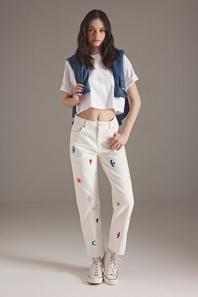 Trendyol Collection Gerade Jeans mit Ecru-Stickerei und hoher Taille TWOSS25JE00215