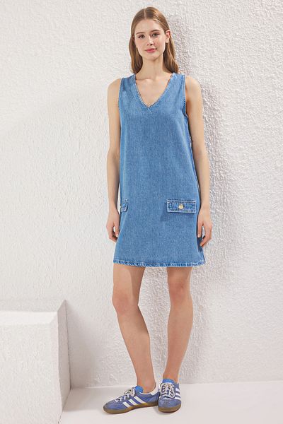 Trendyol Collection Rochie mini din denim cu decolteu în V cu detaliu albastru deschis TWOSS25EL00741