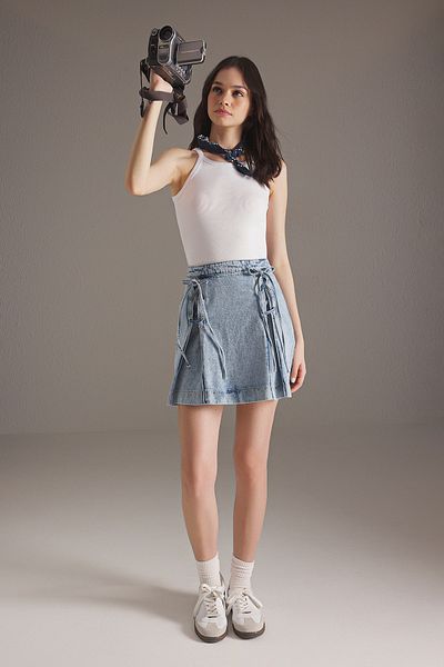 Trendyol Collection Fusta mini din denim cu ochi albaștri cu detaliu de legare cu talie obișnuită TWOSS25ET00130