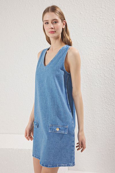 Trendyol Collection Rochie mini din denim cu decolteu în V cu detaliu albastru deschis TWOSS25EL00741