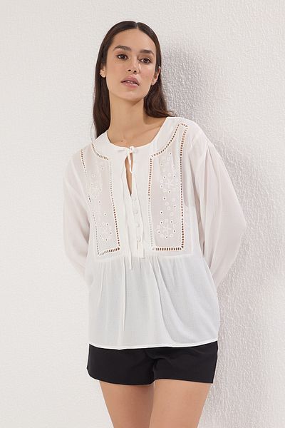 Trendyol Collection Weiße gewebte Bluse mit ausgehöhltem Ausschnitt, Seilbindung, detaillierter Stickerei und Ballonärmeln TWOSS25BZ00353