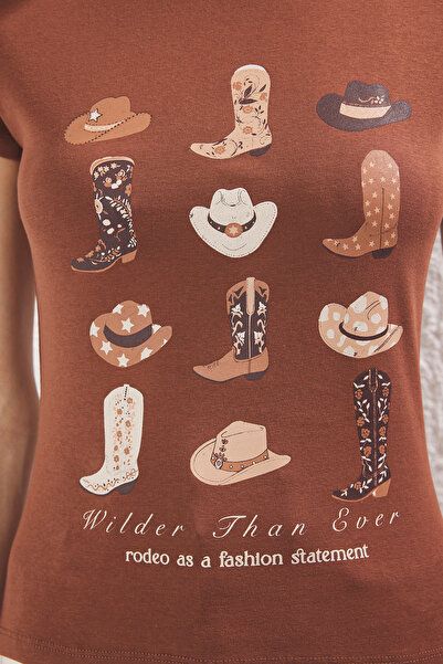 Trendyol Collection Μπλουζάκι με εύκαμπτη εφαρμογή Fencepost σε καφέ καουμπόικο στάμπα