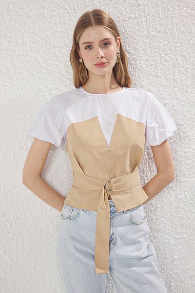 Trendyol Collection Beige kurze Bluse mit Ballonärmeln und gewebtem Gürtel TWOSS25BZ00502