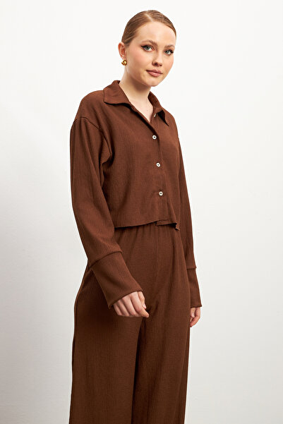 MODAGEN Γυναικείο καφέ μακρυμάνικο πουκάμισο, σκιστό παντελόνι, Crinkil κοστούμι