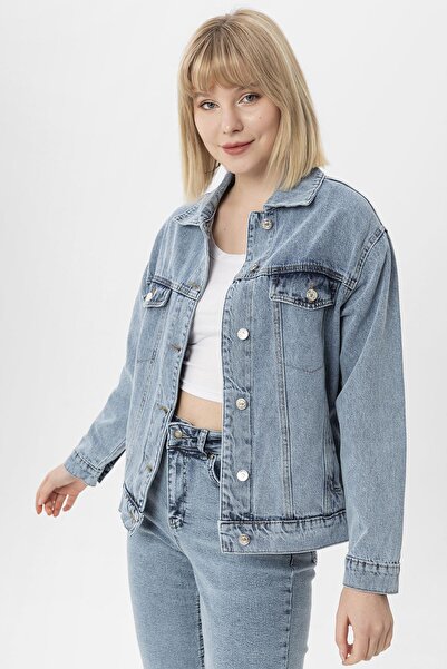 ŞİMAL Γυναικείο τζιν μπουφάν με διπλή τσέπη και κλείσιμο με κουμπί - 245231