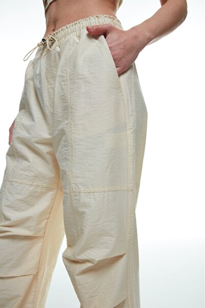 Quzu Бежеві штани з еластичним поясом і підтяжками