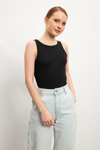 MODAGEN Women's Black Strappy Crew Neck Ribbed Tank Top