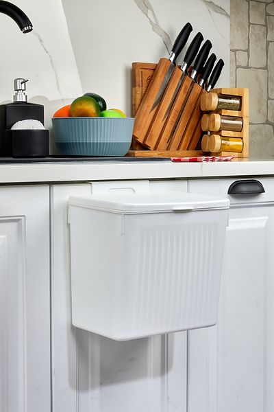 ALP HOME Λευκός κάδος απορριμμάτων 8lt πάνω από τον πάγκο κουζίνας και τον ντουλάπι