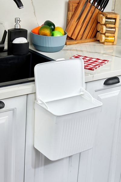 ALP HOME Λευκός κάδος απορριμμάτων 8lt πάνω από τον πάγκο κουζίνας και τον ντουλάπι