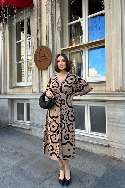 Mezka Светлокафява лятна рокля с ръкав „крило на прилеп“, еластична талия, цепка отпред и миди дължина, двойно закопчаване с яка