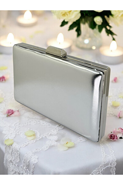 MidStore Сребърна вечерна чанта от матова кожа с цвят на куца кожа Вечерна ча...