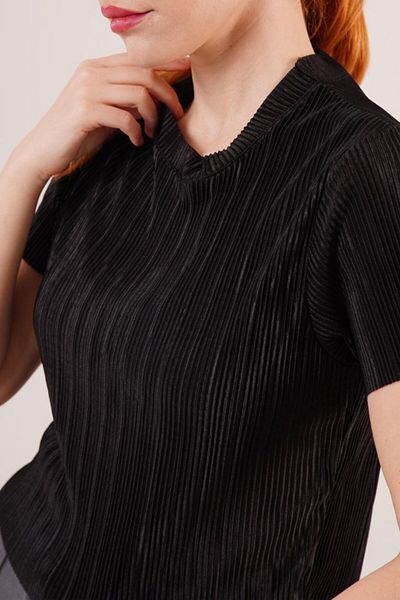 Kokosh moda Κοντομάνικη γυαλιστερή μαύρη μπλούζα με ραβδώσεις