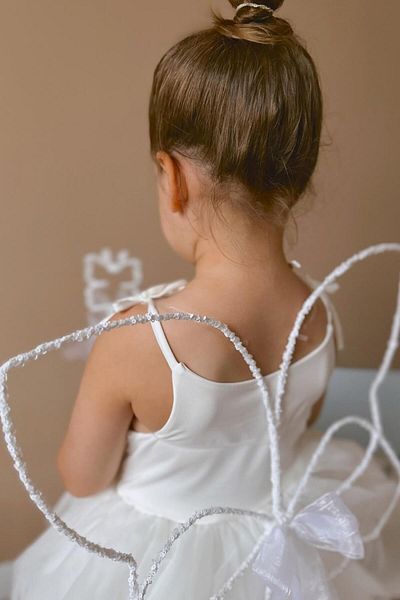 Le Mabelle Σετ με 2 λευκές παγιέτες με φτερό πεταλούδας