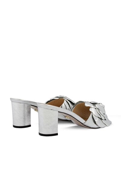 Vario Παντόφλες με τακούνι με λεπτομέρεια λουλουδιών Ασημί (SİLVER)