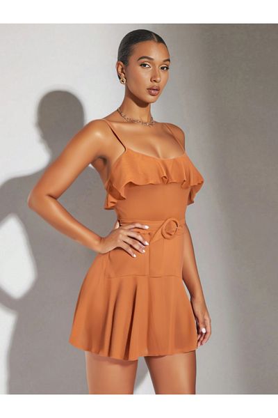 FASHION COCKTAIL Мек, тънък сатенен къс гащеризон с волани и колан, цвят млечен кафе