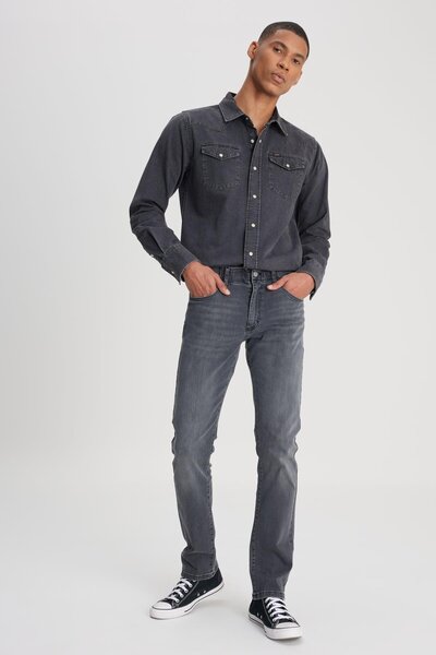 Lee بنطلون جينز رجالي من قماش الدنيم ذو الخصر النحيف باللون الرمادي الداكن L7...