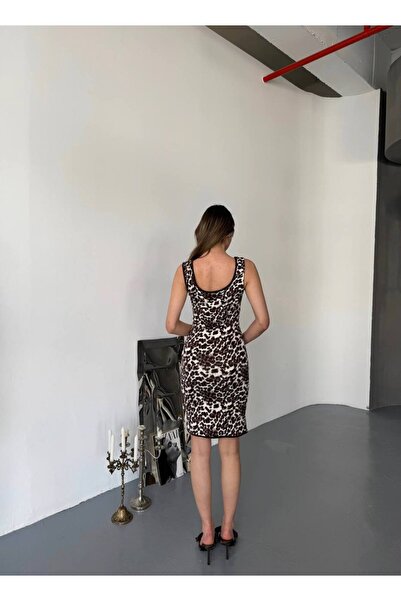 İLKCET MODA Φόρεμα με τετράγωνο γιακά με λεοπάρ σχέδιο