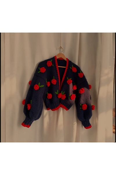 ThreadArtByNur Cardigan pentru femei tricotat manual cu detalii trandafiri, cardigan cu flori, cardigan la modă