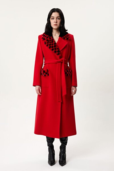 AGSPARK BELDEN KEMERLİ, YAKA VE CEP REX KÜRK DETAYLI ARKADAN YIRTMAÇLI UZUN K...