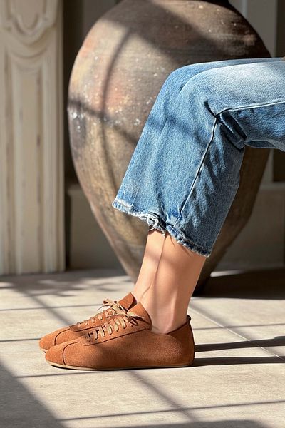 NİŞANTAŞI SHOES Дамски маратонки с връзки Gabby Tan от естествен велур с равна подметка