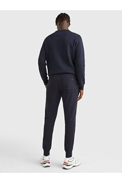 Tommy Hilfiger بنطال رجالي من القطن العضوي بشعار العلامة التجارية — بخصر مطاطي مع رباط وجيوب من الأمام والخلف.