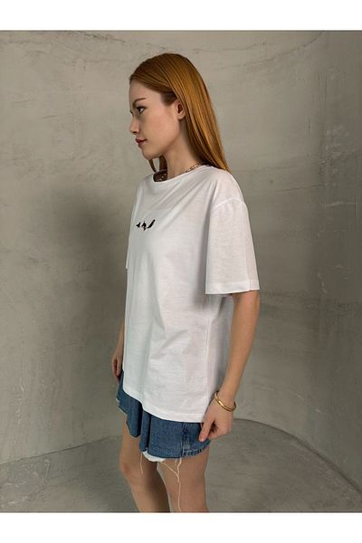 Cappmoda T-912 Μπλουζάκι με κέντημα με λευκό σκύλο με λαιμόκοψη